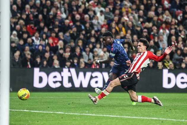 Premier League Sunderland v Arsenal Bukayo Saka of Arsenal scores to make it 1-1 during the Premier League match Sunderland vs Arsenal at Stadium Of Light, Sunderland, United Kingdom, 8th November 2025 (Photo by Alfie Cosgrove News Images) Sunderland Stadium Of Light Tyne and Wear United Kingdom Copyright: xAlfiexCosgrove NewsxImagesx