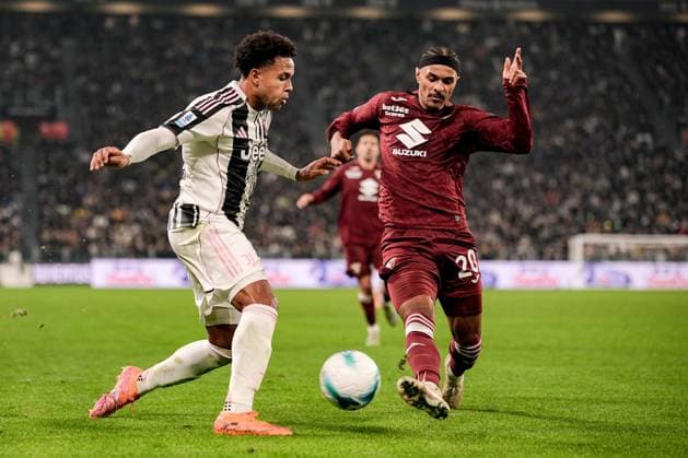Juventus™ Weston McKennie fights for the ball with Torino s Valentino Lazaro during the Serie A soccer match between Juventus and Torino at the Allianz Stadium in Turin, north west Italy - Saturday, Nov. 8, 2025. - Soccer .  Copyright: xMarcoxAlpozzi LaPressex