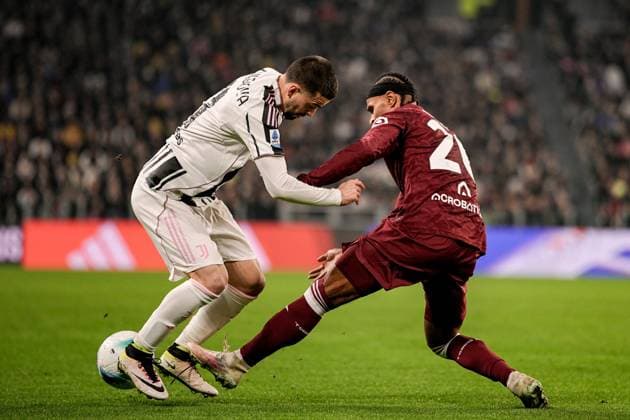 Juventus Edon Zhegrova fights for the ball with Torino™s Valentino Lazaro during the Serie A soccer match between Juventus and Torino at the Allianz Stadium in Turin, north west Italy - Saturday, Nov. 8, 2025. - Soccer .  Copyright: xMarcoxAlpozzi LaPressex