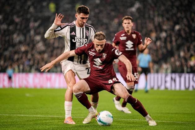 Torino™s Ardian Ismajli fights for the ball with Juventus Andrea Cambiaso during the Serie A soccer match between Juventus and Torino at the Allianz Stadium in Turin, north west Italy - Saturday, Nov. 8, 2025. - Soccer .  Copyright: xMarcoxAlpozzi LaPressex