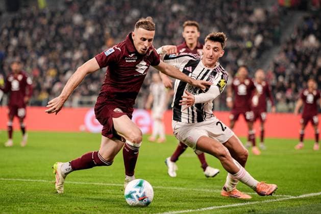 Torino™s Ardian Ismajli fights for the ball with Juventus Andrea Cambiaso during the Serie A soccer match between Juventus and Torino at the Allianz Stadium in Turin, north west Italy - Saturday, Nov. 8, 2025. - Soccer .  Copyright: xMarcoxAlpozzi LaPressex