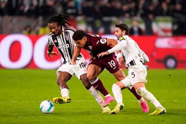 Juventus™s KhÃ phren Thuram and Juventus™s Manuel Locatelli fights for the ball with Torino™s Che Adams during the Serie A soccer match between Juventus Fc and Torino Fc at the Juventus Stadium in Turin, north west Italy - November 08, 2025. - Soccer  Copyright: xFabioxFerrari LaPressex