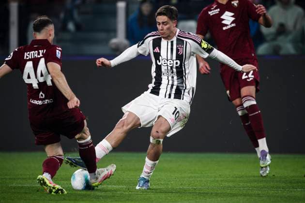 Juventus FC v Torino FC - Serie A Juventus forward Kenan Yildiz (10) fights for the ball against Torino defender Ardian Ismajli (44) during the Serie A football match number 11 between Juventus and Torino at the Allianz Stadium in Turin, Piedmont, Italy, on November 8, 2025. Turin Piedmont Italy  Copyright: xMatteoxBottanellix originalFilename:bottanelli-juventus251108_npLzg.jpg