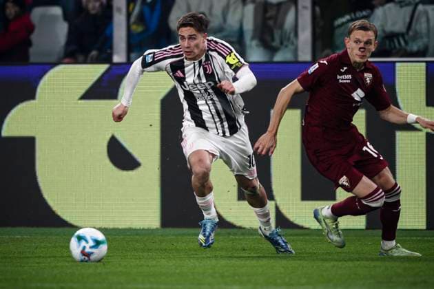 Juventus FC v Torino FC - Serie A Juventus forward Kenan Yildiz (10) fights for the ball against Torino defender Marcus Pedersen (16) during the Serie A football match number 11, Juventus vs. Torino, at the Allianz Stadium in Turin, Piedmont, Italy, on November 8, 2025. Turin Piedmont Italy  Copyright: xMatteoxBottanellix originalFilename:bottanelli-juventus251108_npVmO.jpg