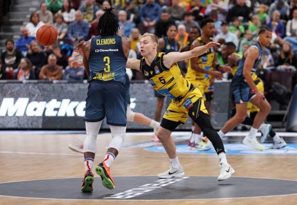 BAU 08 11 2025 Ludwigsburg Basketball MHP Riesen Ludwigsburg vs EWE Baskets Oldenburg, f l Christopher Clemons Oldenburg , Toms Skuja LB