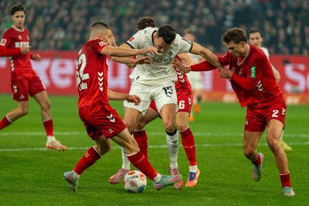 Haris Tabakovic Borussia Moenchengladbach, 15 in duel with Kristoffer Lund 1 FC Koeln, 32 , Joel Schmied 1 FC Koeln, 02 and Eric Martel 1 FC Koeln, 06 VfL Borussia Moenchengladbach vs 1 FC Koeln, Soccer, 1 Bundesliga, Matchday 10, Season 2025 2026, 08 11 2025 DFL REGULATIONS PROHIBIT ANY USE OF PHOTOGRAPHS AS IMAGE SEQUENCES AND OR QUASI VIDEO VfL Borussia Moenchengladbach vs 1 FC Koeln, Football, 1 Bundesliga, Matchday 10, Season 2025 2026, 08 11 2025 Moenchengladbach Copyright: xEibner-Pressefoto J.xDerondeaux EP_JDU