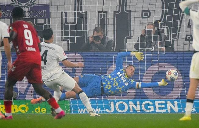 08 11 2025, xhbx, Fußball 1 Bundesliga, Borussia Moenchengladbach 1 FC Köln v l Goal scored, Tor zum 2 0 Kevin Diks Borussia Mönchengladbach , Marvin Schwäbe 1 FC Koeln DFL DFB REGULATIONS PROHIBIT ANY USE OF PHOTOGRAPHS as IMAGE SEQUENCES and or QUASI VIDEO Moenchengladbach
