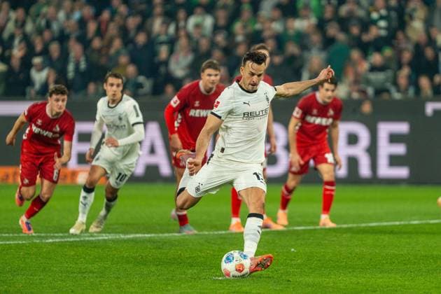Penalty kick by Haris Tabakovic Borussia Moenchengladbach, 15 VfL Borussia Moenchengladbach vs 1 FC Koeln, Football, 1 Bundesliga, Matchday 10, Season 2025 2026, 08 11 2025 DFL REGULATES PROHIBIT ANY USE OF PHOTOGRAPHS AS IMAGE SEQUENCES AND OR QUASI VIDEO VfL Borussia Moenchengladbach vs 1 FC Koeln, Football, 1 Bundesliga, Matchday 10, Season 2025 2026, 08 11 2025 Moenchengladbach Copyright: xEibner-Pressefoto J.xDerondeaux EP_JDU