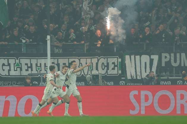Haris Tabakovic (Borussia Mönchengladbach) Torjubel,jubelt mit seiner Mannschaft nach dem Treffer zum 3:0 waehrend des spiels der Bundesliga zwischen Borussia Mönchengladbach und 1. FC Köln, Stadion im Borussia-Park am 08. November 2025 in Mönchengladbach, Deutschland. (Foto von Oliver Kaelke DeFodi Images) +++ Haris Tabakovic (Borussia Mönchengladbach) celebrates after scoring his team s third goal with teammates during the Bundesliga match between Borussia Mönchengladbach and 1. FC Köln at Stadion im Borussia-Park on November 8, 2025 in Mönchengladbach, Germany. (Photo by Oliver Kaelke DeFodi Images) DFL regulations prohibit any use of photographs as image sequences and or quasi-video. (Photo by Oliver Kaelke DeFodi Images) Haris Tabakovic Borussia Mönchengladbach celebrates after scoring his team s third goal with teammates during the Bundesliga match between Borussia Mönchengladbach and 1 FC Köln, Stadion im Borussia Park on November 08, 2025 in Mönchengladbach, Germany, Germany Photo by Oliver Kaelke DeFodi Images Haris Tabakovic Borussia Mönchengladbach celebrates after scoring his team s third goal with teammates during the Bundesliga match between Borussia Mönchengladbach and 1 FC Köln at Stadion im Borussia Park on November 8, 2025 in Mönchengladbach, Germany Photo by Oliver Kaelke DeFodi Images DFL regulations prohibit any use of photographs as image sequences and or quasi video Photo by Oliver Kaelke DeFodi Images