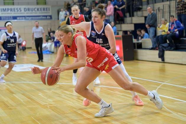 Kennedy Dickie Panthers, 1 , Romy Baer Lions, 46 , Syntainics MBC vs GiroLive Panthers Osnabrueck, Basketball, Women, Bundesliga, Season 2025 26, 7 Matchday, 08 11 2025 Halle SWH Arena Sachsen Anhalt Germany
