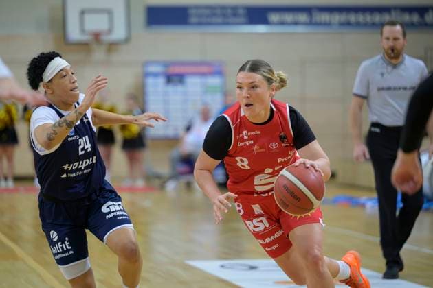 Liz Smith Lions, 24 , Kristen Spolyar Panthers, 8 , Syntainics MBC vs GiroLive Panthers Osnabrueck, Basketball, Women, Bundesliga, Season 2025 26, 7 Matchday, 08 11 2025 Halle SWH Arena Sachsen Anhalt Germany