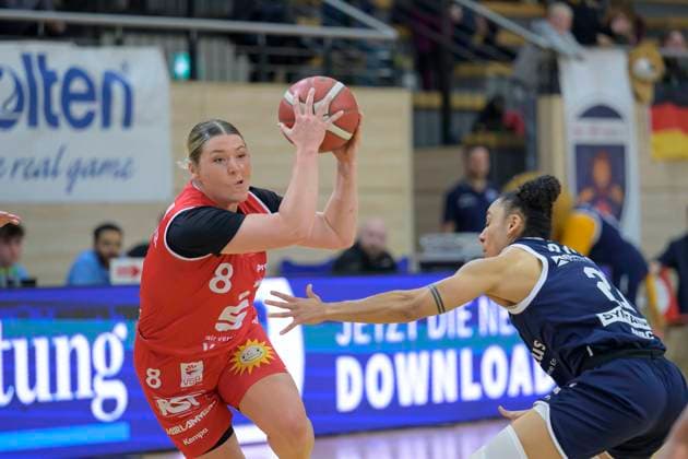 Kristen Spolyar Panthers, 8 , Rachel Arthur Lions, 21 , Syntainics MBC vs GiroLive Panthers Osnabrueck, Basketball, Women, Bundesliga, Season 2025 26, 7 Matchday, 08 11 2025 Halle SWH Arena Sachsen Anhalt Germany