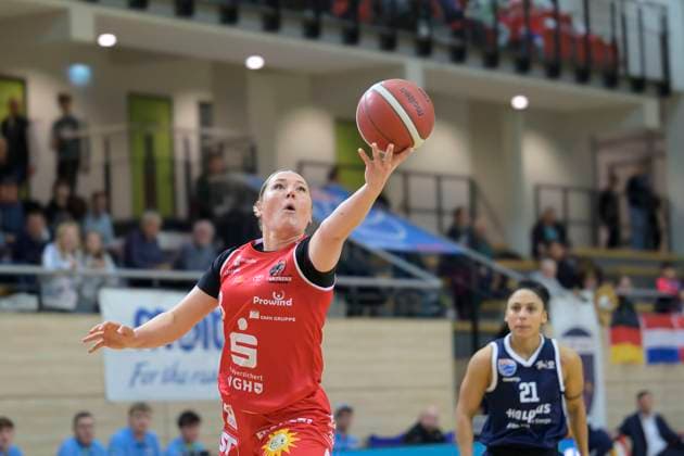 Kristen Spolyar Panthers, 8 , Rachel Arthur Lions, 21 , Syntainics MBC vs GiroLive Panthers Osnabrueck, Basketball, Women, Bundesliga, Season 2025 26, 7 Matchday, 08 11 2025 Halle SWH Arena Sachsen Anhalt Germany