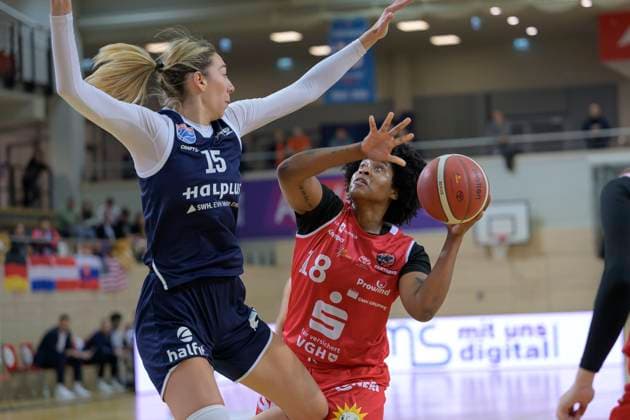 Sona Svetlikova Lions, 15 , Brianna Rollerson Osnabrueck, 18 , Syntainics MBC vs GiroLive Panthers Osnabrueck, Basketball, Women, Bundesliga, Season 2025 26, 7 Matchday, 08 11 2025 Halle SWH Arena Sachsen Anhalt Germany