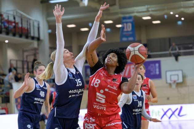 Sona Svetlikova Lions, 15 , Brianna Rollerson Osnabrueck, 18 , Syntainics MBC vs GiroLive Panthers Osnabrueck, Basketball, Women, Bundesliga, Season 2025 26, 7 Matchday, 08 11 2025 Halle SWH Arena Sachsen Anhalt Germany