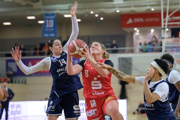 Katelyn Shumate Lions, 14 , Kristen Spolyar Panthers, 8 , Liz Smith Lions, 24 , Syntainics MBC vs GiroLive Panthers Osnabrueck, Basketball, Women, Bundesliga, Season 2025 26, 7 Matchday, 08 11 2025 Halle SWH Arena Sachsen Anhalt Germany
