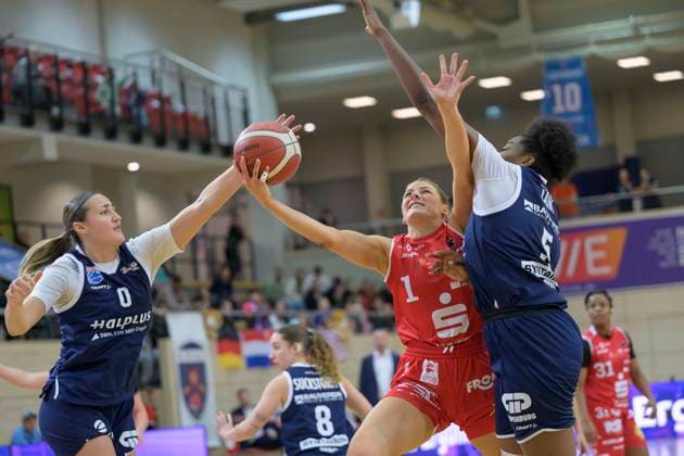 Alexia Allesch Lions, 0 , Kennedy Dickie Panthers, 1 , Khalis Cain Lions, 5 , Syntainics MBC vs GiroLive Panthers Osnabrueck, Basketball, Women, Bundesliga, Season 2025 26, 7 Matchday, 08 11 2025 Halle SWH Arena Sachsen Anhalt Germany