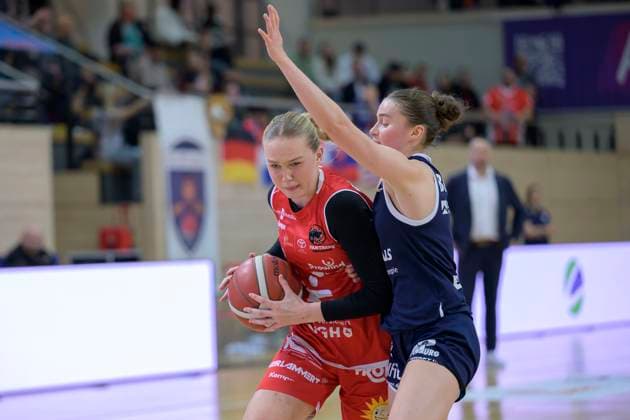 Stina Almqvist Panthers, 4 , Nicole Brochlitz Lions, 6 , Syntainics MBC vs GiroLive Panthers Osnabrueck, Basketball, Women, Bundesliga, Season 2025 26, 7 Matchday, 08 11 2025 Halle SWH Arena Sachsen Anhalt Germany