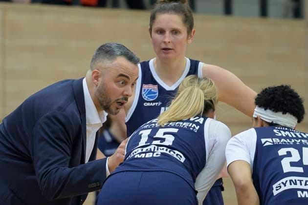 Timur Topal Lions, Head Coach , Romy Baer Lions, 46 , Sona Svetlikova Lions, 15 , Liz Smith Lions, 24 , Timeout, Syntainics MBC vs GiroLive Panthers Osnabrueck, Basketball, Women, Bundesliga, Season 2025 26, 7 Matchday, 08 11 2025 Halle SWH Arena Sachsen Anhalt Germany