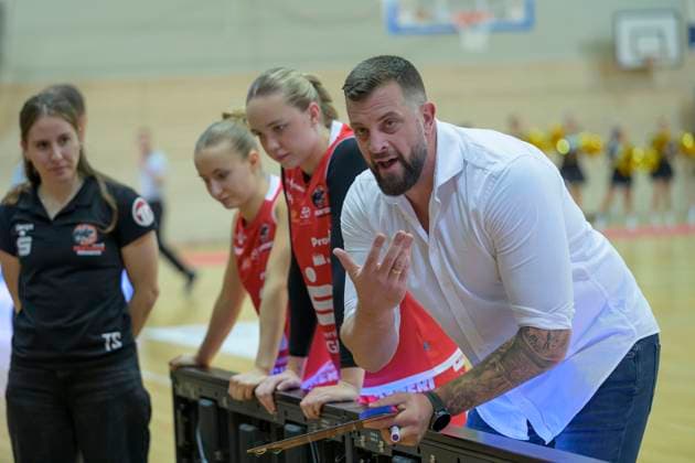 Aleksandar Cuic Osnabrueck, Headcoach , Timeout, Syntainics MBC vs GiroLive Panthers Osnabrueck, Basketball, Women, Bundesliga, Season 2025 26, 7 Matchday, 08 11 2025 Halle SWH Arena Sachsen Anhalt Germany