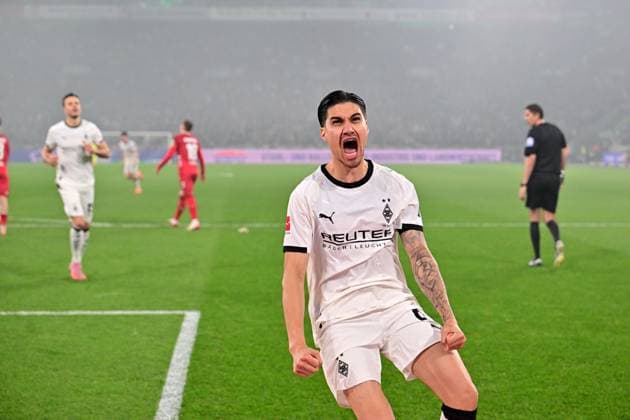 08 11 2025 Moenchengladbach Football, Men, Season 2025 2026, Borussia Moenchengladbach vs 1 FC Koeln Goal celebration at goal scorer Kevin Diks Gladbach after his goal to 2 0 DFL regulations prohibit any use of photographs as image sequences and or quasi video Borussia Park NRW Germany