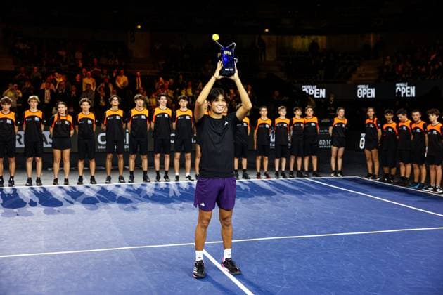 Moselle Open : tournoi de tennis, à Metz PHOTOPQR LE REPUBLICAIN LORRAIN Hugo AZMANI ; Metz ; 08 11 2025 ; Moselle Open : 22e édition du tournoi de tennis, aux Arènes, à Metz; Learner Tien (USA) remporte le tournoi, lors de son match en Finale contre Cameron Norrie Metz Moselle Lorraine France  Copyright: xPHOTOPQR LExREPUBLICAINxLORRAIN xHugoxAZMANIx 20251108RBL6517 20251108RBL6517