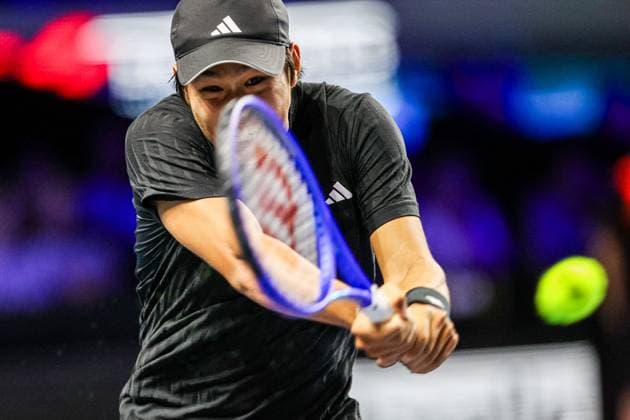Moselle Open : tournoi de tennis, à Metz PHOTOPQR LE REPUBLICAIN LORRAIN Hugo AZMANI ; Metz ; 08 11 2025 ; Moselle Open : 22e édition du tournoi de tennis, aux Arènes, à Metz; Learner Tien (USA) remporte le tournoi, lors de son match en Finale contre Cameron Norrie Metz Moselle Lorraine France  Copyright: xPHOTOPQR LExREPUBLICAINxLORRAIN xHugoxAZMANIx 20251108RBL6521 20251108RBL6521