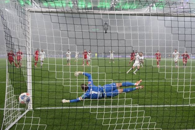 Kevin Diks Borussia Moenchengladbach converts the penalty to 2-0, Goalkeeper Marvin Schwäbe 1 FC Koeln does not get the ball 08 11 2025, Football 1 Bundesliga, Season 2025 2026, Matchday 10, Borussia Mönchengladbach 1 FC Köln DFL regulations prohibit any use of photographs as image sequences and or quasi video Moenchengladbach Borussia Park Nordrhein Westfalen Germany Team2