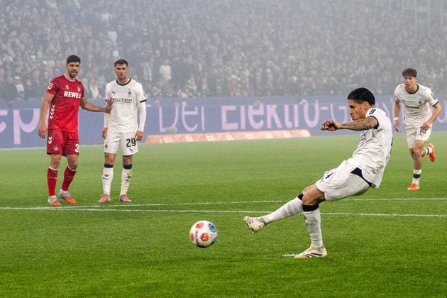 08 11 2025, Soccer 1 Bundesliga, Season 2025 2026, Matchday 10, Borussia Moenchengladbach 1 FC Koeln at Borussia Park in Moenchengladbach Kevin Diks Borussia Moenchengladbach, 04 scores the goal for 2 0 Important note According to the regulations of the DFL German Football League or the DFB German Football Association, it is prohibited, to utilize or have utilized photographs taken in the stadium and or of the match in the form of sequential images and or video-like photo series Foto Kirchner Media Thomas Haesler Copyright: xKirchner-Media ThomasxHaeslerx