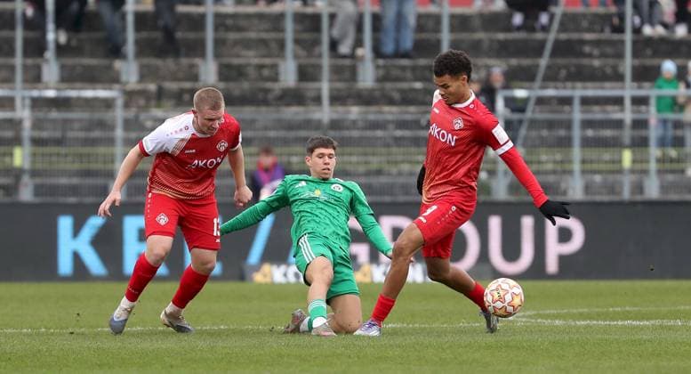 08 11 2025, xfsx, Men, Soccer, Season 2025 2026, Regionalliga Bayern, 17 Matchday FC Wuerzburger Kickers SpVgg Ansbach 09 v li Philipp Ochs FC Wuerzburger Kickers , Bjoern Angermeier SpVgg Ansbach 09 , Jermain Nischalke FC Wuerzburger Kickers Wuerzburg AKON ARENA Bayern Germany