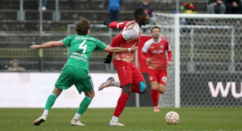 08 11 2025, xfsx, Men, Soccer, Season 2025 2026, Regionalliga Bayern, 17 Matchday FC Wuerzburger Kickers SpVgg Ansbach 09 v li Johannis Zimmermann SpVgg Ansbach 09 , Tarsis Bonga FC Wuerzburger Kickers Wuerzburg AKON ARENA Bayern Germany