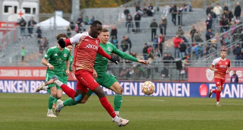 08 11 2025, xfsx, Men, Soccer, Season 2025 2026, Regionalliga Bayern, 17 Matchday FC Wuerzburger Kickers SpVgg Ansbach 09 v li Tarsis Bonga FC Wuerzburger Kickers , Riko Manz SpVgg Ansbach 09 Wuerzburg AKON ARENA Bayern Germany