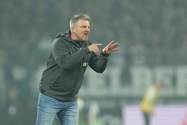 Trainer Lukas Kwasniok (1. FC Koeln) gestikuliert, Gestik waehrend des spiels der Bundesliga zwischen Borussia Mönchengladbach und 1. FC Köln, Stadion im Borussia-Park am 08. November 2025 in Mönchengladbach, Deutschland. (Foto von Oliver Kaelke DeFodi Images) +++ Trainer Lukas Kwasniok (1. FC Koeln) gestures during the Bundesliga match between Borussia Mönchengladbach and 1. FC Köln at Stadion im Borussia-Park on November 8, 2025 in Mönchengladbach, Germany. (Photo by Oliver Kaelke DeFodi Images) DFL regulations prohibit any use of photographs as image sequences and or quasi-video. (Photo by Oliver Kaelke DeFodi Images)