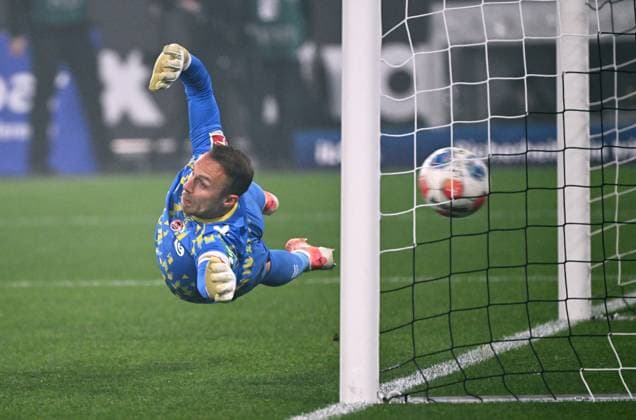 Football, Bundesliga, Germany, Men, Season 2025 2026, Matchday 10, Borussia Park Mönchengladbach, Bor Mönchengladbach 1 FC Köln Marvin Schwäbe KOE was powerless to save Kevin Diks BMGs 2-0 penalty kick