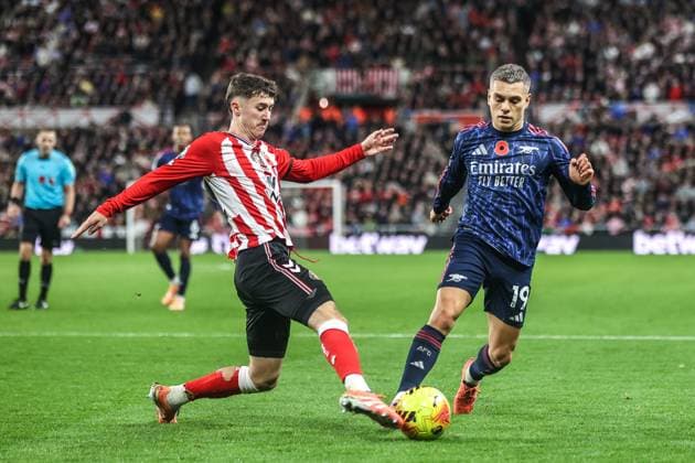 Premier League Sunderland v Arsenal Trai Hume of Sunderland and Leandro Trossard of Arsenal battle for the ball during the Premier League match Sunderland vs Arsenal at Stadium Of Light, Sunderland, United Kingdom, 8th November 2025 (Photo by Alfie Cosgrove News Images) Sunderland Stadium Of Light Tyne and Wear United Kingdom Copyright: xAlfiexCosgrove NewsxImagesx