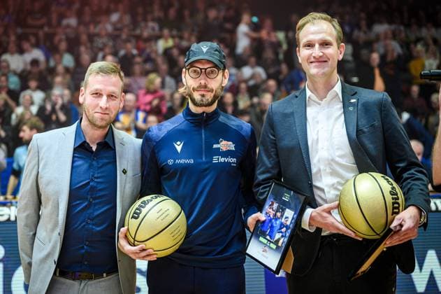 easycredit BBL Basketball Bundesliga 2025 2026 7 Matchday 08 11 2025 Science City Jena vs NINERS Chemnitz Mitte Coach Björn Harmsen Jena receives the honor of BARMER 2 Basketball Bundesliga ProA Coach of the Season 2024 2025 Right Thomas Fleddermann Baskets Jena Sparkassen Arena