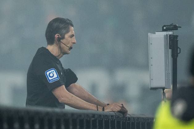 1 Soccer Bundesliga Borussia Mönchengladbach 1 FC Köln 08 11 2025 Referee Deniz Aytekin on video evidence 1 Soccer Bundesliga, Borussia Mönchengladbach 1 FC Köln, Mönchengladbach, BORUSSIA PARK on 08 11 2025 DFL REGULATIONS PROHIBIT ANY USE OF PHOTOGRAPHS AS IMAGE SEQUENCES AND OR QUASI VIDEO Copyright: xBEAUTIFULxSPORTS Wunderlx