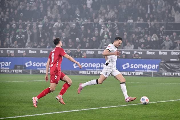 Haris Tabakovic Borussia Moenchengladbach , re , scores the goal for 3 0 08 11 2025, Soccer 1 Bundesliga, Season 2025 2026, 10 Matchday, Borussia Mönchengladbach 1 FC Köln DFL regulations prohibit any use of photographs as image sequences and or quasi video Moenchengladbach Borussia Park Nordrhein Westfalen Germany Team2