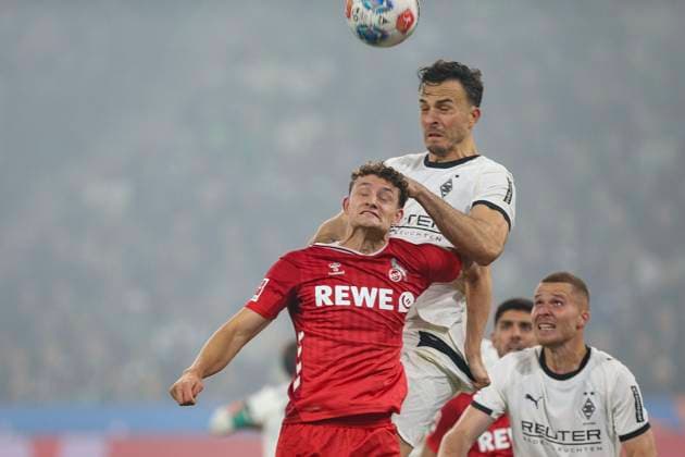 Mönchengladbach, Germany, 08 11 25 Eric Martel 1 FC Köln and Haris Tabakovic Borussia Mönchengladbach fighting for the ball during the Bundesliga match between Borussia Mönchengladbach and 1 FC Köln at the stadium in Borussia Park Mönchengladbach Stadion im Borussia Park North Rhine Westphalia Germany Copyright: xBrauer-Fotoagenturx xAdrianxSchlx