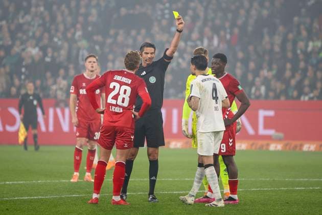 Mönchengladbach, Germany, 08 11 25 Sebastian Sebulonsen 1 FC Köln , Kevin Diks Borussia Mönchengladbach and Ragnar Ache 1 FC Köln are shown a yellow card by referee Deniz Aytekin during the Bundesliga match between Borussia Mönchengladbach and 1 FC Köln at Stadion im Borussia Park Mönchengladbach Stadion im Borussia Park North Rhine Westphalia Germany Copyright: xBrauer-Fotoagenturx xAdrianxSchlx