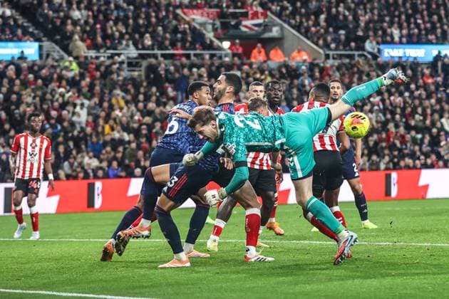 Premier League Sunderland v Arsenal Robin Roefs of Sunderland is fouled in an aerial battle for the ball during the Premier League match Sunderland vs Arsenal at Stadium Of Light, Sunderland, United Kingdom, 8th November 2025 (Photo by Alfie Cosgrove News Images) Sunderland Stadium Of Light Tyne and Wear United Kingdom Copyright: xAlfiexCosgrove NewsxImagesx
