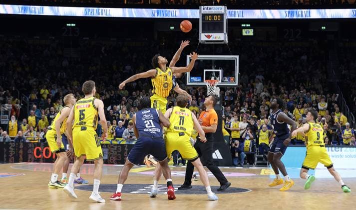 Tip Off Norris Agbakoko, Jure Planinic duel Match Scene Action Sport Basketball BBL Bundesliga Men 7 Matchday Season 2025 2026 08 11 2025 ALBA Berlin vs Syntainics MBC