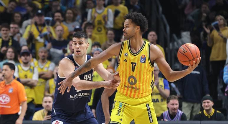Jure Planinic, Norris Agbakoko on the ball duel Game scene Action Sport Basketball BBL Bundesliga Men 7 Matchday Season 2025 2026 08 11 2025 ALBA Berlin vs Syntainics MBC
