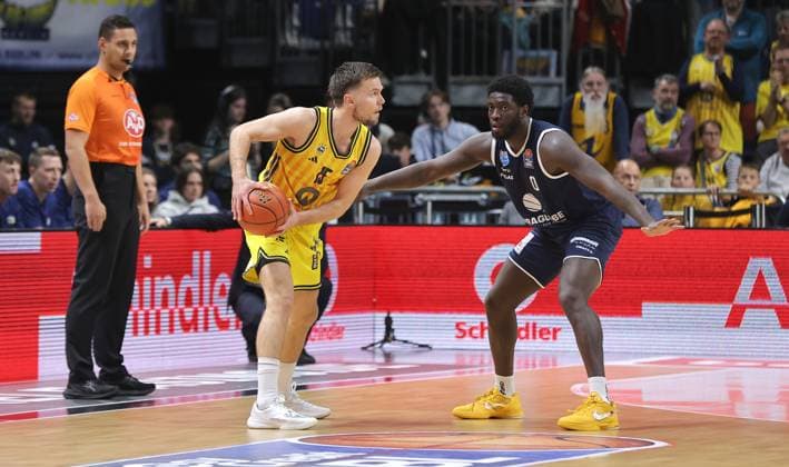 Martin Hermannsson on the ball, Khyri Thomas duel Game scene Action Sport Basketball BBL Bundesliga Men 7 Matchday Season 2025 2026 08 11 2025 ALBA Berlin vs Syntainics MBC