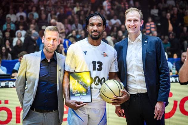 easycredit BBL Basketball Bundesliga 2025 2026 7 Matchday 08 11 2025 Science City Jena vs NINERS Chemnitz Center Player Keith Braxton JR Jena receives the Player of the Season award in the BARMER 2 Basketball Bundesliga ProA 2024 2025 Right Thomas Fleddermann Baskets Jena Sparkassen Arena