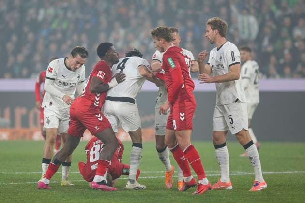 Mönchengladbach, Germany, 08 11 25 Ragnar Ache 1 FC Köln pushes Kevin Diks Borussia Mönchengladbach during the Bundesliga match between Borussia Mönchengladbach vs 1 FC Köln at the stadium in Borussia Park Mönchengladbach Stadion im Borussia Park North Rhine Westphalia Germany Copyright: xBrauer-Fotoagenturx xAdrianxSchlx