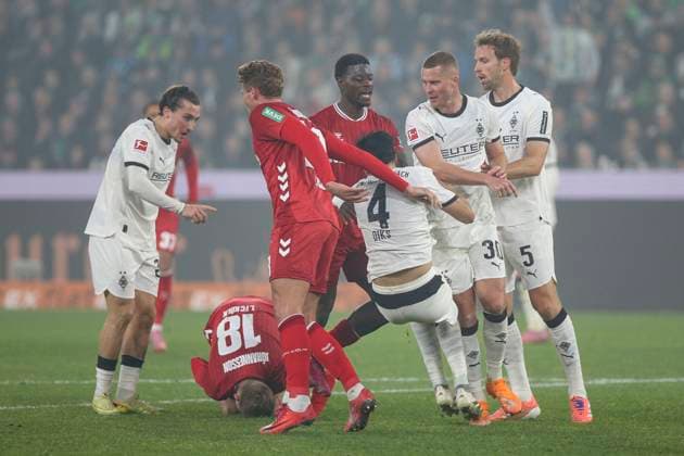 Mönchengladbach, Germany, 08 11 25 Ragnar Ache 1 FC Köln pushes Kevin Diks Borussia Mönchengladbach during the Bundesliga match between Borussia Mönchengladbach vs 1 FC Köln at the stadium in Borussia Park Mönchengladbach Stadion im Borussia Park North Rhine Westphalia Germany Copyright: xBrauer-Fotoagenturx xAdrianxSchlx