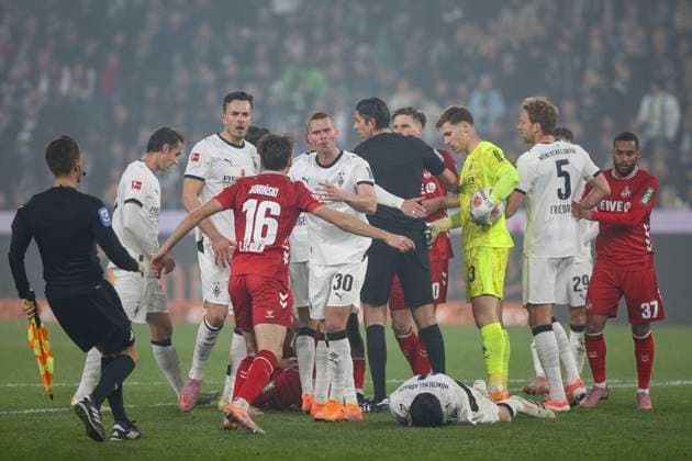 Mönchengladbach, Germany, 08 11 25 Scuffle with Jakub Kaminski 1 FC Köln and Nico Elvedi Borussia Mönchengladbach during the Bundesliga match between Borussia Mönchengladbach vs 1 FC Köln at the stadium in Borussia Park Mönchengladbach Stadion im Borussia Park North Rhine Westphalia Germany Copyright: xBrauer-Fotoagenturx xAdrianxSchlx