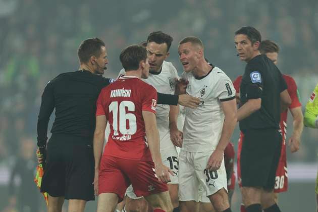 Jakub Kaminski (1. FC Koeln), Haris Tabakovic (Borussia Mönchengladbach) und Nico Elvedi (Borussia Mönchengladbach) Rudelbildung, diskutieren, Diskussion waehrend des spiels der Bundesliga zwischen Borussia Mönchengladbach und 1. FC Köln, Stadion im Borussia-Park am 08. November 2025 in Mönchengladbach, Deutschland. (Foto von Oliver Kaelke DeFodi Images) +++ Jakub Kaminski (1. FC Koeln), Haris Tabakovic (Borussia Mönchengladbach) und Nico Elvedi (Borussia Mönchengladbach) Pack formation, discusses, discussion during the Bundesliga match between Borussia Mönchengladbach and 1. FC Köln at Stadion im Borussia-Park on November 8, 2025 in Mönchengladbach, Germany. (Photo by Oliver Kaelke DeFodi Images) DFL regulations prohibit any use of photographs as image sequences and or quasi-video. (Photo by Oliver Kaelke DeFodi Images) Jakub Kaminski 1 FC Koeln , Haris Tabakovic Borussia Mönchengladbach and Nico Elvedi Borussia Mönchengladbach Pack formation, discusses, discussion during the Bundesliga match between Borussia Mönchengladbach and 1 FC Köln, Stadion im Borussia Park on November 08, 2025 in Mönchengladbach, Germany Photo by Oliver Kaelke DeFodi Images Jakub Kaminski 1 FC Koeln , Haris Tabakovic Borussia Mönchengladbach and Nico Elvedi Borussia Mönchengladbach Pack formation, discusses, discussion during the Bundesliga match between Borussia Mönchengladbach and 1 FC Köln at Stadion im Borussia Park on November 8, 2025 in Mönchengladbach, Germany Photo by Oliver Kaelke DeFodi Images DFL regulations prohibit any use of photographs as image sequences and or quasi video Photo by Oliver Kaelke DeFodi Images