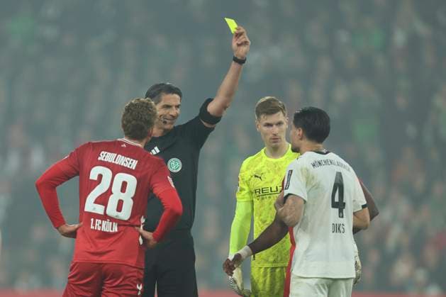 Kevin Diks (Borussia Mönchengladbach) erhaelt die gelbe Karte waehrend des spiels der Bundesliga zwischen Borussia Mönchengladbach und 1. FC Köln, Stadion im Borussia-Park am 08. November 2025 in Mönchengladbach, Deutschland. (Foto von Oliver Kaelke DeFodi Images) +++ Kevin Diks (Borussia Mönchengladbach) gets the yellow card during the Bundesliga match between Borussia Mönchengladbach and 1. FC Köln at Stadion im Borussia-Park on November 8, 2025 in Mönchengladbach, Germany. (Photo by Oliver Kaelke DeFodi Images) DFL regulations prohibit any use of photographs as image sequences and or quasi-video. (Photo by Oliver Kaelke DeFodi Images) Kevin Diks Borussia Mönchengladbach gets the yellow card during the Bundesliga match between Borussia Mönchengladbach and 1 FC Köln, Stadion im Borussia Park am 08 November 2025 in Mönchengladbach, Germany Photo by Oliver Kaelke DeFodi Images Kevin Diks Borussia Mönchengladbach gets the yellow card during the Bundesliga match between Borussia Mönchengladbach and 1 FC Köln at Stadion im Borussia Park on November 8, 2025 in Mönchengladbach, Germany Photo by Oliver Kaelke DeFodi Images DFL regulations prohibit any use of photographs as image sequences and or quasi video Photo by Oliver Kaelke DeFodi Images